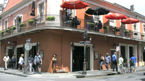 Los-Turistas-Del-Barrio-Francés-De-Nueva-Orleans-En-La-Calle-Editorial