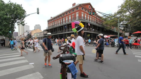 New-Orleans-French-Quarter-Vendor-And-Tourists
