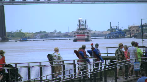 New-Orleans-Mississippi-River-Mit-Dampfschiff
