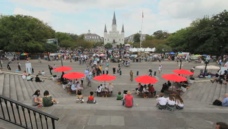 New-Orleans-Regenschirme-Jackson-Square-Mit-Roten-Regenschirmen