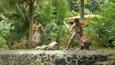 Samoa-Americana-Un-Turista-Fotografía-Hombres-Samoanos-Realizando-Un-Baile