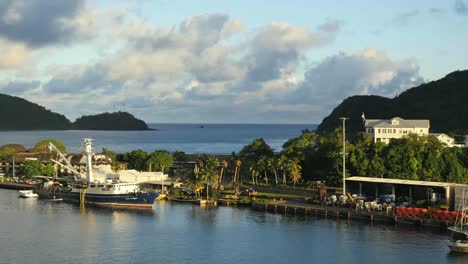 Samoa-Americana-Barcos-Y-Casa-Blanca-En-La-Colina