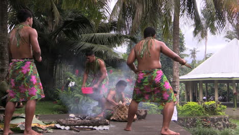 Los-Artistas-De-Samoa-Americana-Bailan-Y-Demuestran-Técnicas-De-Cocina