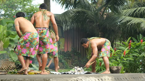 Aldea-Americana-Samoa-Hombres-Cocinando