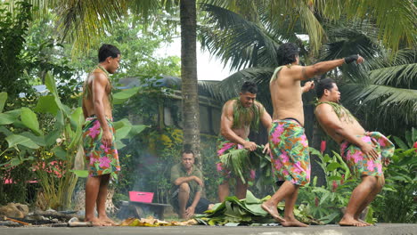 Samoa-Americana-Hombres-Bailando-Y-Cocinando-Con-Hojas-De-Plátano
