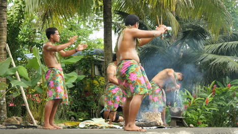Amerikanisch-samoa-Dorfmänner-Bei-Der-Leistung