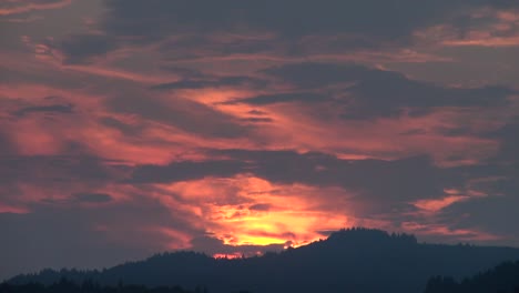 Kalifornien-Sonnenuntergang-Mit-Rauchigen-Wolken-Leichter-Zeitraffer