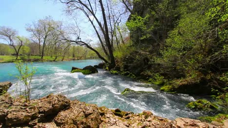Missouri-Current-Río-Flows-Past-Rocks-At-Big-Spring