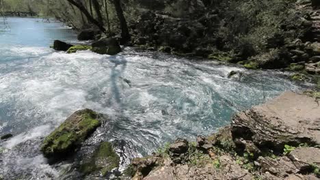 Missouri-Wasser-Sprudelt-Bei-Großer-Quelle-In-Den-Aktuellen-Fluss