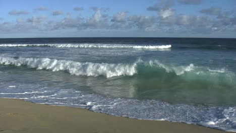 Oahu-Sandy-Beach-Waves