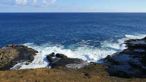 Oahu-Schöne-Wellen-Und-Felsen-Mit-Blick-Auf-Das-Meer