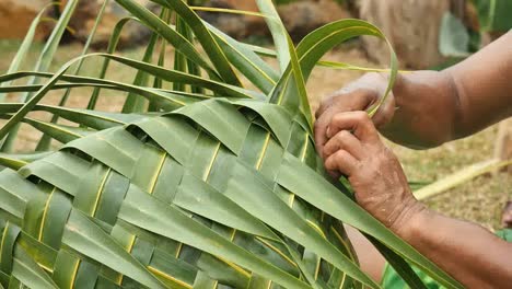 Samoa-Mann,-Der-Palmblätter-Webt
