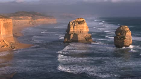 Australien-Great-Ocean-Road-12-Apostel-Sea-Stacks-Goldenes-Licht-Nach-Osten-Zoom