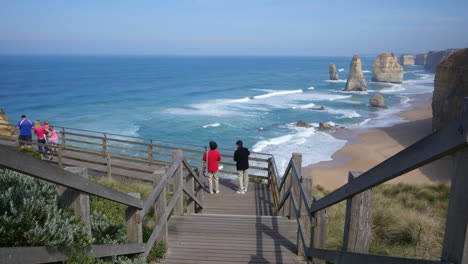 Australia-Great-Ocean-Road-12-Apostles-Tourists-On-Boardwalk
