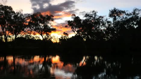 Australien-Murray-River-Bei-Albury-Sonnenuntergang-Glühen-Auf-Wasser-Zeitraffer