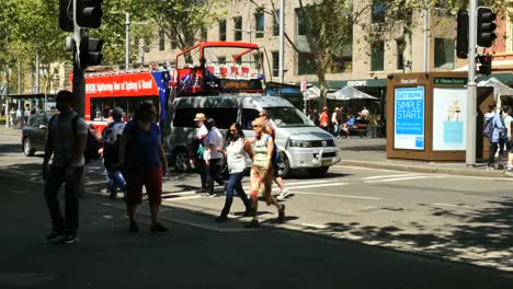 Australia-Sydney-Personas-Cruzando-La-Calle-En-Frente-De-Autobuses-Y-Automóviles