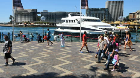 Australia-Sydney-Personas-Caminando-Por-El-Agua-Como-Sale-Un-Barco-De-Excursión