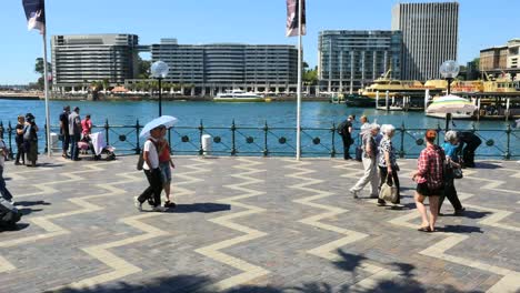 Australien-Sydney-Menschen-Gehen-Auf-Breitem-Spaziergang-Am-Wasser-Vorbei
