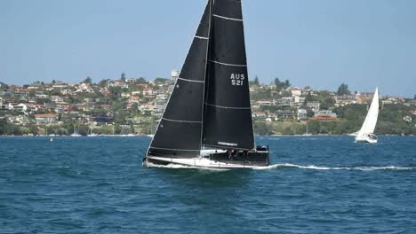 Australien-Sydney-Segelboot-Mit-Schwarzem-Segel