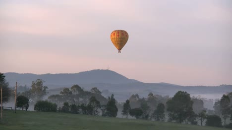Australien-Yarra-Tal-Sonnenaufgang-Ballon-Absteigend