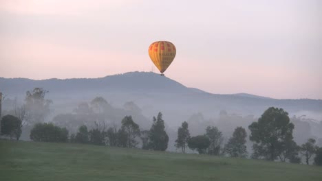 Australien-Yarra-Tal-Sonnenaufgang-Ballon-Senkt