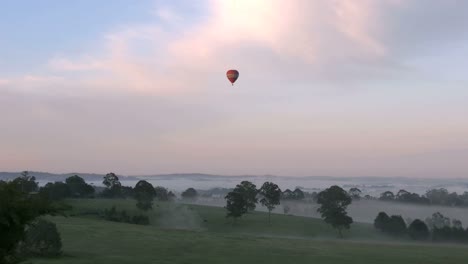 Australien-Yarra-Valley-Zoom-Auf-Ballon-Im-Sonnenaufgang-Himmel