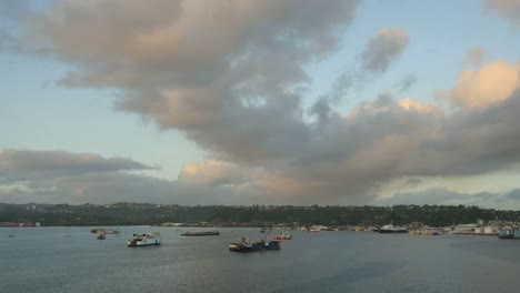 Fidschi-Schiffe-Vor-Der-Küste-Unter-Wolken