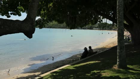 Neukaledonien-Noumea-Lagune-Mit-Menschen-Auf-Der-Bank-Sitzen