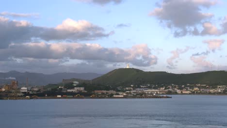 Leuchtturm-Von-Neukaledonien-Auf-Einem-Hügel