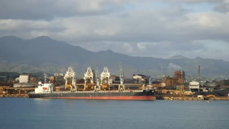 Neukaledonien-Schiff-Im-Nickelwerk
