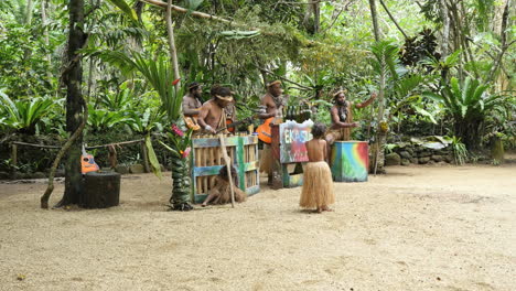 Vanuatu-Ekasup-Band-Con-Niña-En-Falda-De-Hierba