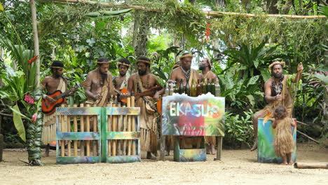 Vanuatu-Ekasup-Músicos-Y-Niña