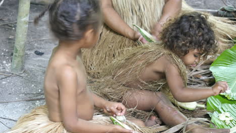Niños-Vanuatu-Preparando-Comida