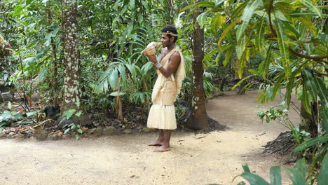 Hombre-Vanuatu-Soplando-Caracola-Por-Bosque
