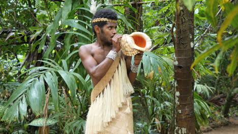 Hombre-Vanuatu-Soplando-Caracola