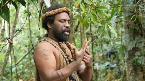 Hombre-Vanuatu-Habla-Con-Las-Manos