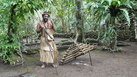 Vanuatu-Hombre-Con-Trampa-De-Pollo