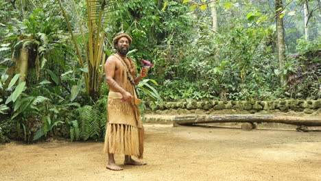 Vanuatu-Hombre-Con-Planta-Medicinal