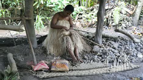 Vanuatu-Mujer-Tejiendo-Hierba