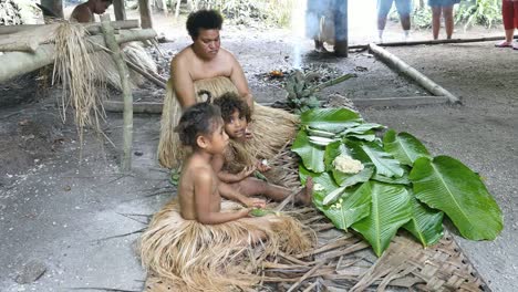 Vanuatu-Frau-Mit-Mädchen,-Die-Essen-Zubereiten