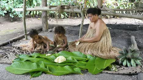 Vanuatu-Frau-Mit-Zwei-Kindern,-Die-Essen-Zubereiten