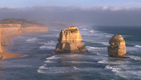 Australia-Great-Ocean-Road-12-Apóstoles-Pilas-De-Mar-En-Pan-De-Luz-Dorada