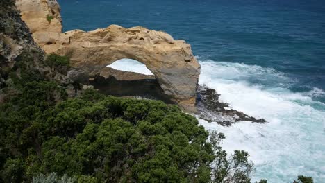 Australia-Great-Ocean-Road-The-Arch-Waves