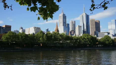 Australien-Melbourne-Yarra-River-Und-Blatt-Gerahmte-Skyline