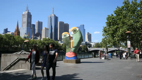 Australia-Melbourne-Arte-En-South-Bank-Con-Gente-Caminando-Por