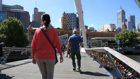 Australien-Melbourne-Fußgängerbrücke-Yarra-River-Menschen-Zu-Fuß-überra