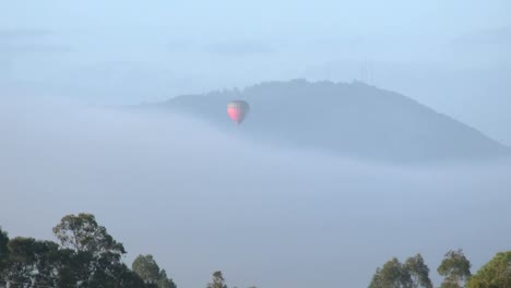 Australia-Outlook-Hill-Mit-Ballon,-Der-In-Richtung-Nebel-Absteigt-Vergrößern