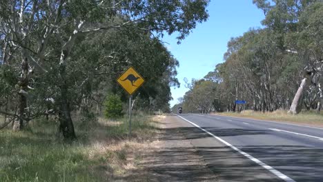 Australien-Straße-Mit-Känguru-Zeichen-Und-Motorrad
