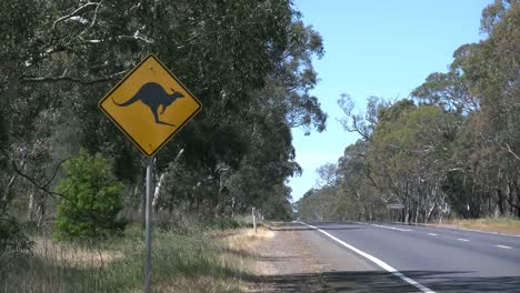 Australien-Straße-Mit-Känguru-Schild-Zoomt-An