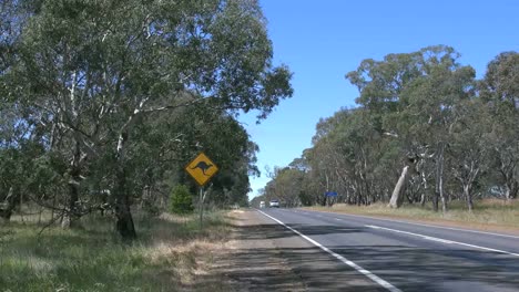 Australien-Straße-Mit-Verkehrs--Und-Känguru-Schild